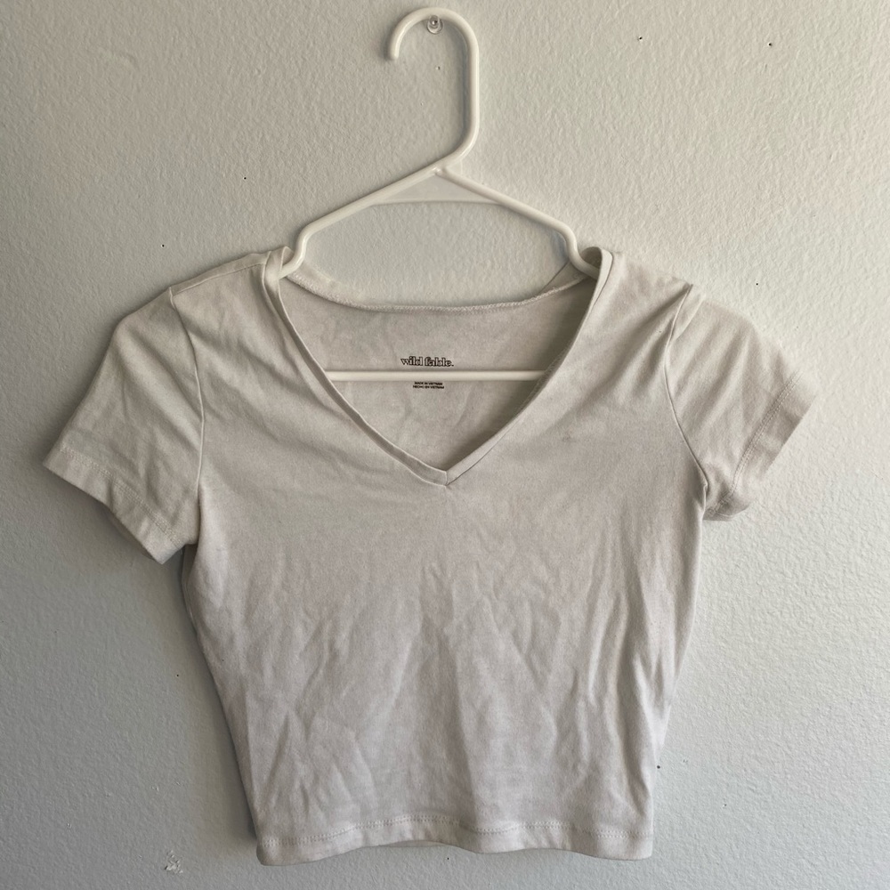 white v neck cropped t shirt